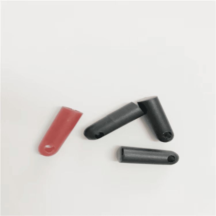 Vier RFID bullet tube tags model SV-005 met open uiteinden voor epoxyvulling tijdens fabrieksmatige inkapseling.