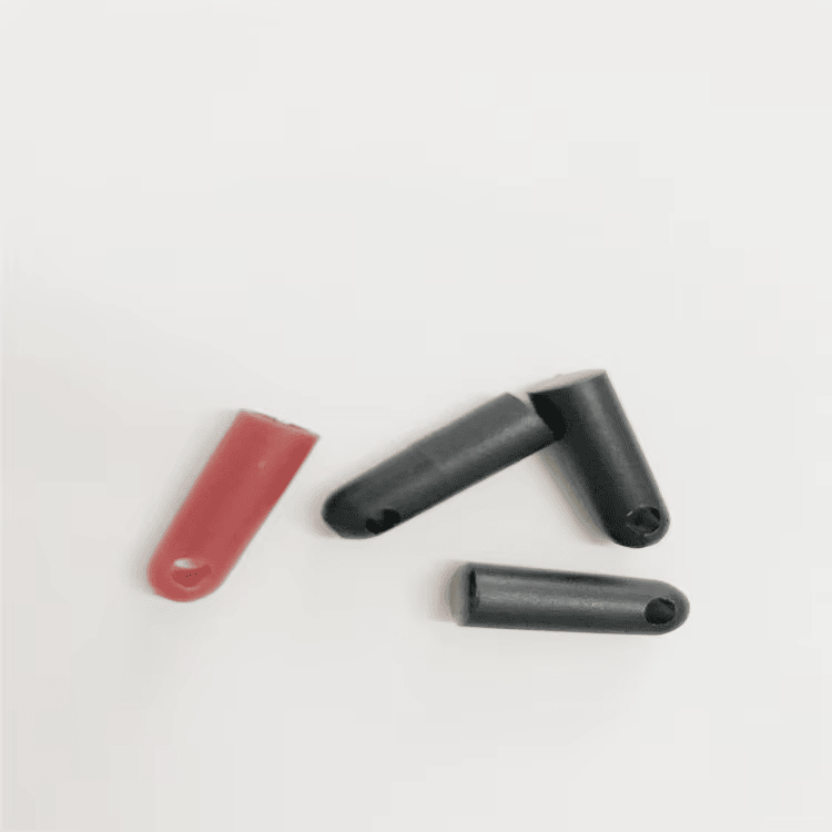 Drie RFID bullet tube tags model SV-005 en één rood monster tonen de gatpositie voor bevestiging aan takken.