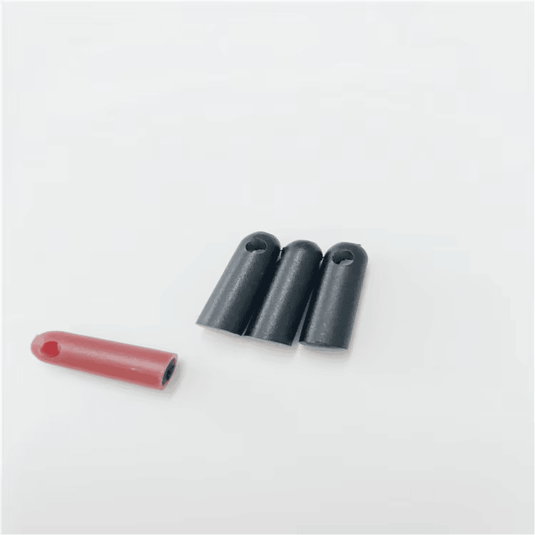 Een rode en drie zwarte RFID bullet tube tags model SV-005 tonen afgeronde uiteinden en zijgaten voor bevestiging.