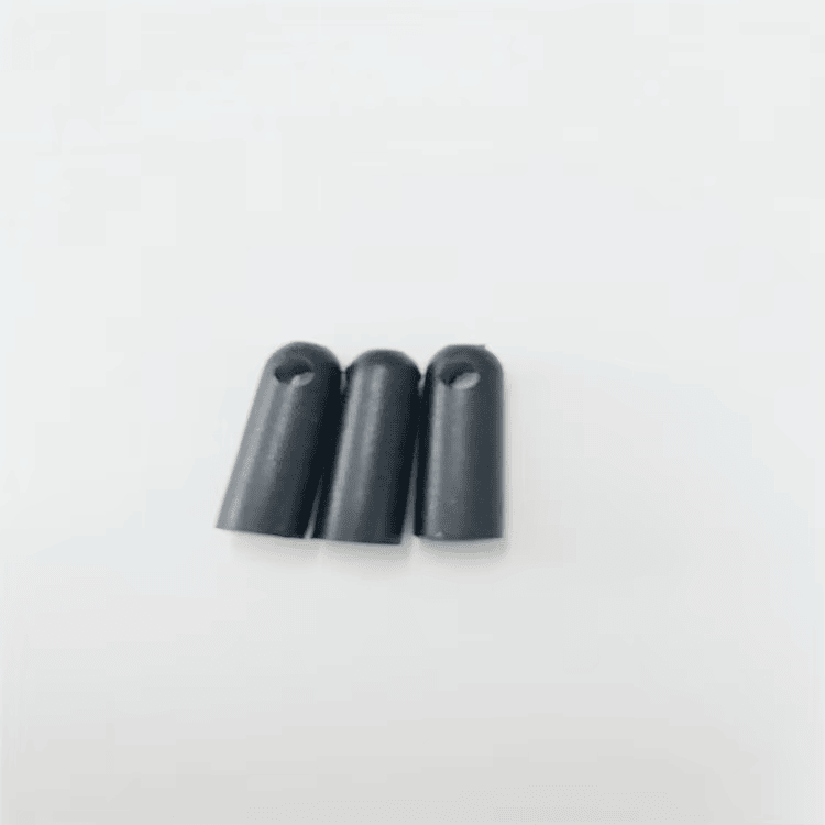 Drie zwarte RFID bullet tube tags model SV-005 dicht bij elkaar tonen het gatdetail voor bevestiging met een koord.