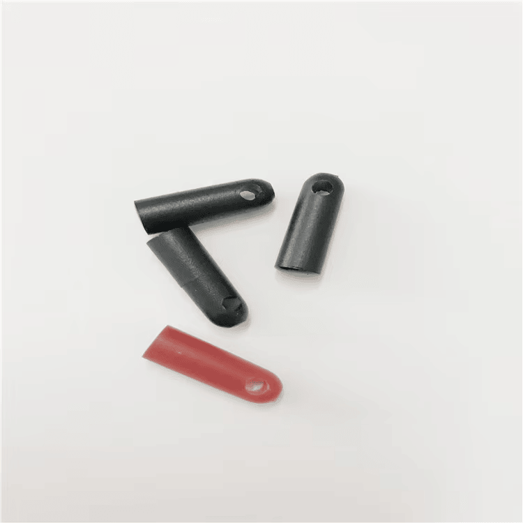 Close-up van RFID bullet tube tags model SV-005 in driehoekige opstelling voor compacte tagging van onderdelen.