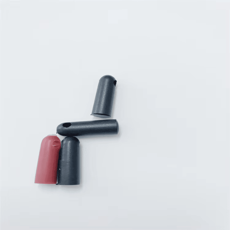 Driehoekige lay-out van RFID bullet tube tags model SV-005 met één rechtopstaand en meerdere liggende productmonsters.