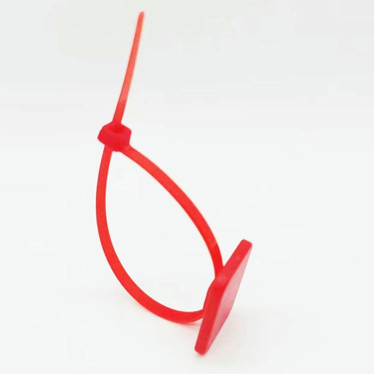 RFID-kabelbindertag met barcode voor visuele identificatie en RFID-tracking.