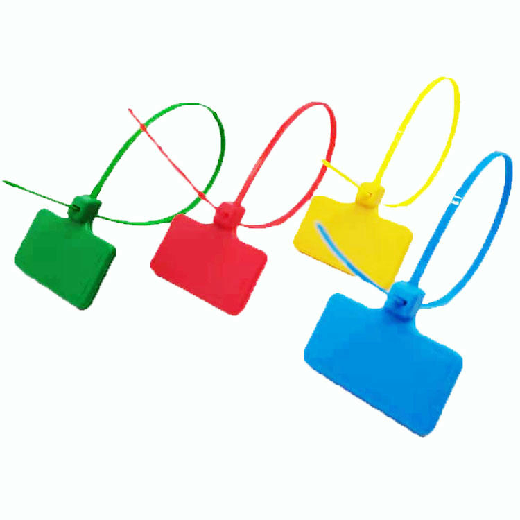Productfoto van RFID-kabelbindertags voor veilige kabelverzegeling, met zicht op de zelfklevende achterzijde.
