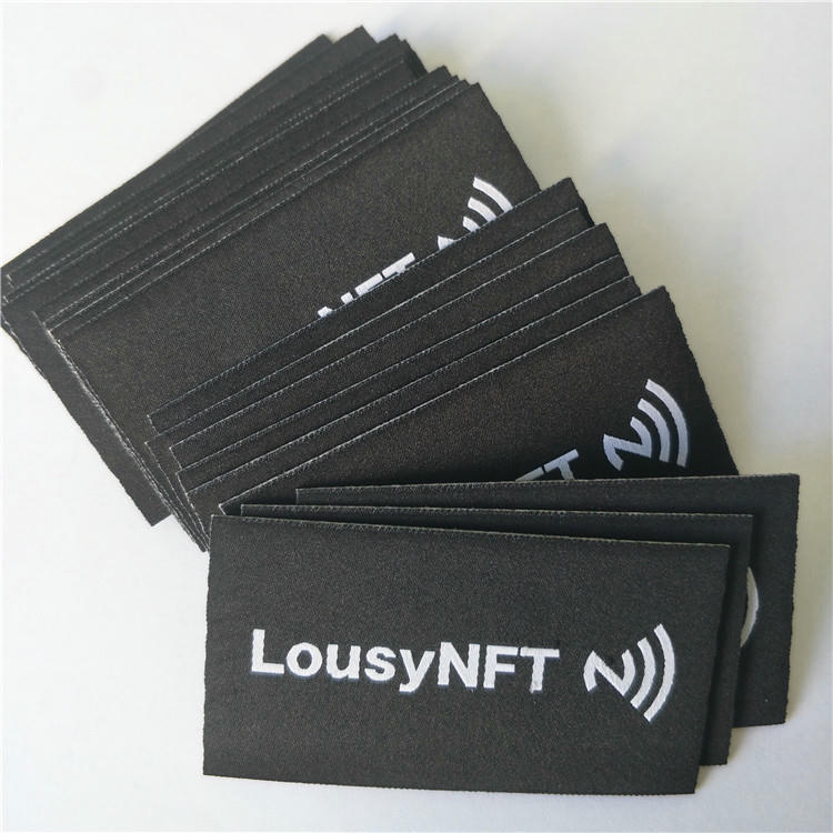 Een smartphone die communiceert met een geïntegreerde NFC-tag om digitale merkcontent toegankelijk te maken.