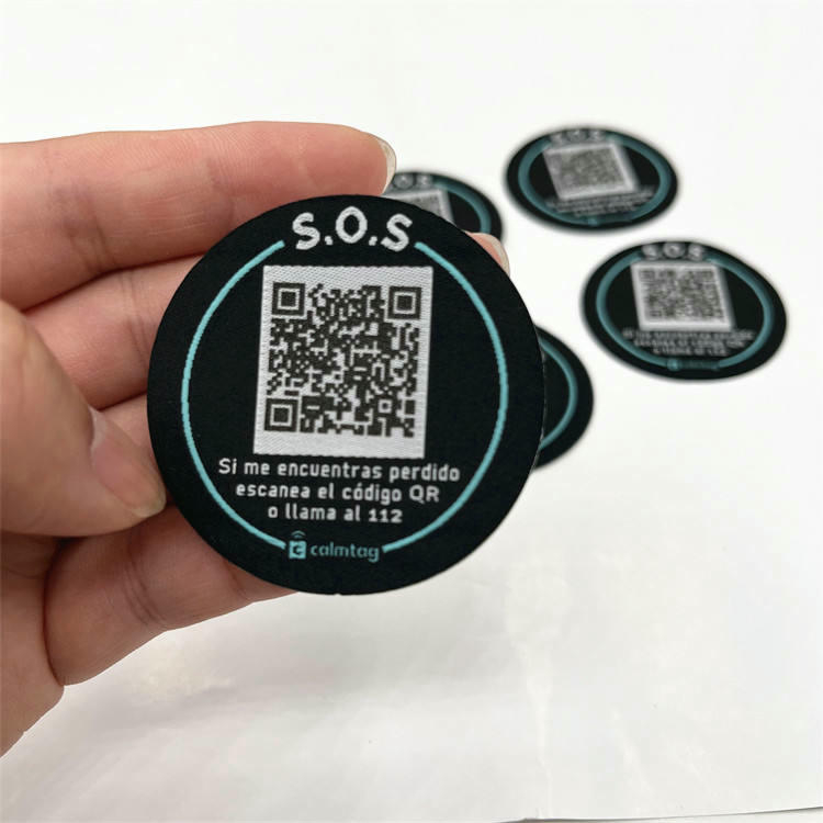 Een wit geweven smart fashion tag klaar voor aangepaste logo bedrukking en digitale data-codering.