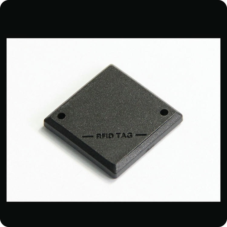 Productfoto van de vierkante PPS RFID-tag voor zware omstandigheden met zicht op de zelfklevende achterzijde.