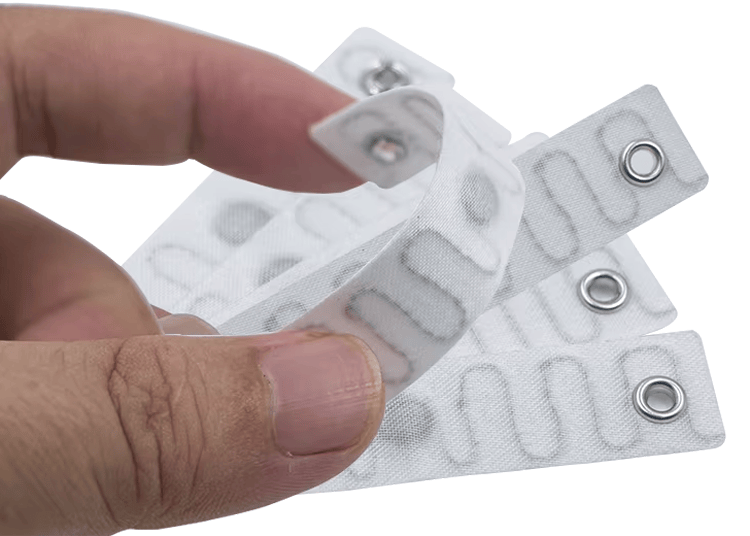 Een ben-monster van Polyester RFID Wasserij Tags T7015-3 toont flexibiliteit terwijl de UHF inlay beschermd voor sterilisatie.