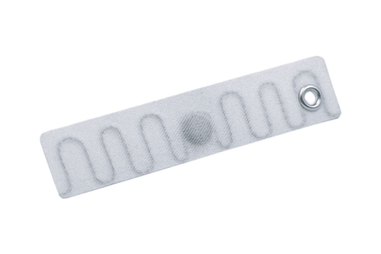 Enkele polyester RFID-wastag T7015-3 op een witte achtergrond, met zichtbare gestikte rand en centraal geplaatst inlaygedeelte voor betrouwbare identificatie.