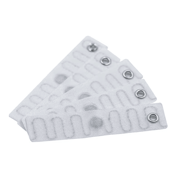 Gestapeld Polyester RFID Wasserij-tags T7015-3 worden getoond om consistente stikkwaliteit en bulktoevoer voor medisch wasgoed te markeren.
