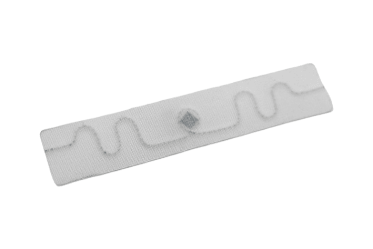 UHF RFID-waslabels voor textiel, duidelijk weergegeven op een metalen oppervlak voor toepassingen met polyester RFID-waslabels.