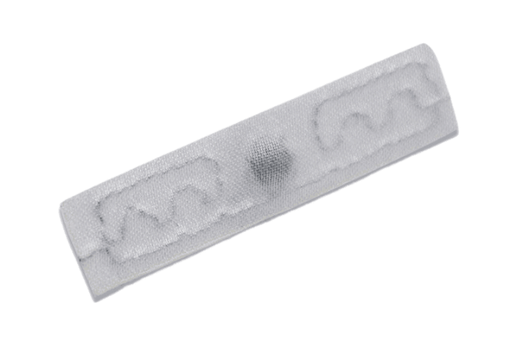 Close-up van de innaaibare RFID-textieltag T5012-3, ontworpen voor meer dan tweehonderd industriële wascycli.