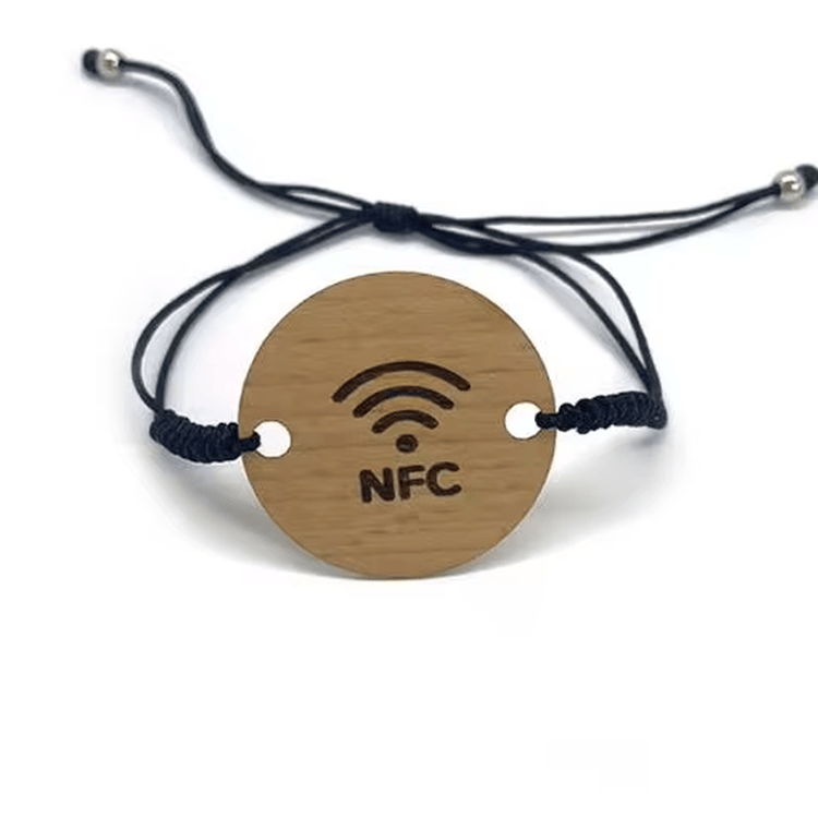 Productfoto van houten RFID-armbanden voor hotels en evenementen met de materiaalafwerking binnen de categorie houten kaarten.