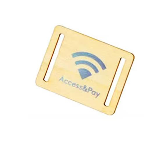 Deze afbeelding toont de houten RFID-armbanden voor hotels en evenementen met veilige toegangscontrole voor toepassingen met houten kaarten.
