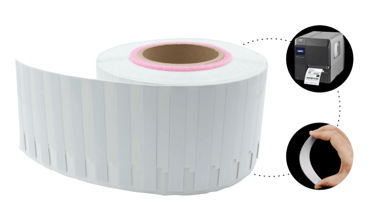 Flexibele UHF RFID-label voor metalen assets met geborstelde afwerking en gegraveerd logo.