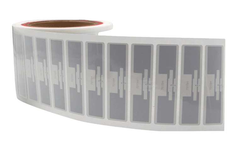 Close-up van LR7320-1 UHF on-liquid RFID-labels op rol, met herhaalde labelinlays over de baan.
