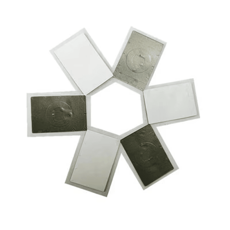Deze afbeelding toont zes kwetsbare RFID labels die in een cirkelvormige lay-out zijn gerangschikt om afwisselende gezichtslagen en ingebedde antennezijden te presenteren.