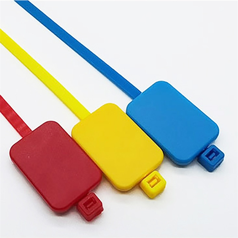 Detailweergave van de constructie van de herbruikbare RFID-kabelbindertag.