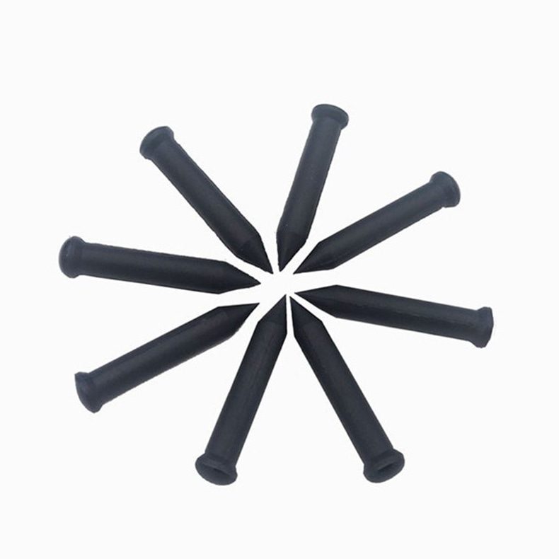 Deze productfoto toont acht zwarte NAIL06-4 RFID spijkertags geplaatst in een ronde lay-out op een witte achtergrond.