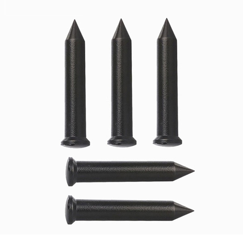 Deze afbeelding toont vijf zwarte NAIL06-4 RFID-spijkertags rechtop en horizontaal voor verschillende kijkhoeken.