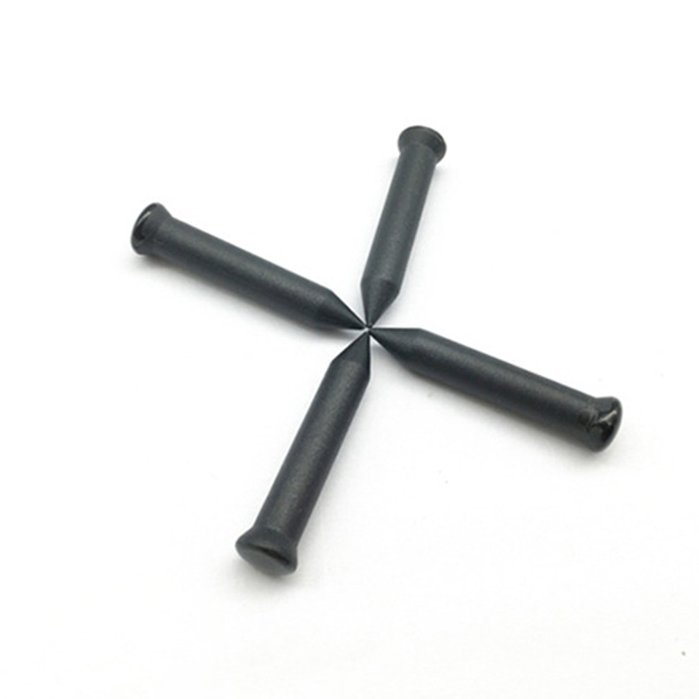 Deze afbeelding toont vier zwarte NAIL06-4 RFID-spijkertags in pinwheel-opstelling met de punten naar het midden.