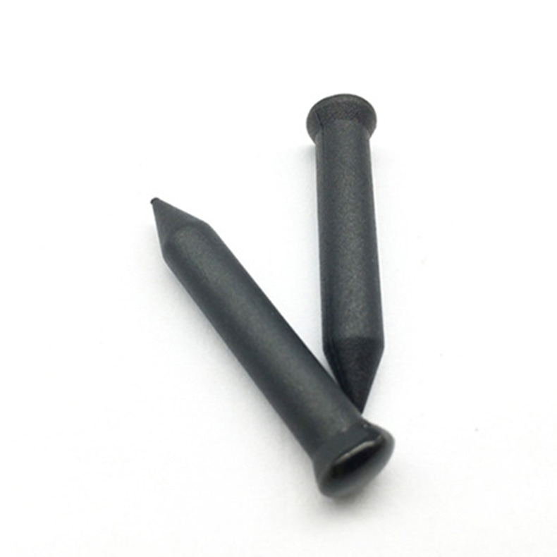 Deze afbeelding toont twee zwarte NAIL06-4 RFID-spijkertags apart geplaatst om de vlakke kop en taps toelopende body te tonen.