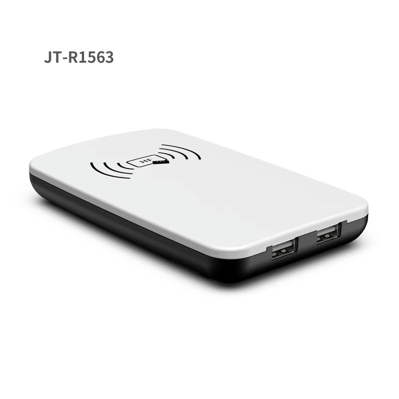 Angled weergave van de JT-R1563 HF RFID desktop lezer die het slanke profiel en de zijkant USB poorten op de behuizing markeert.
