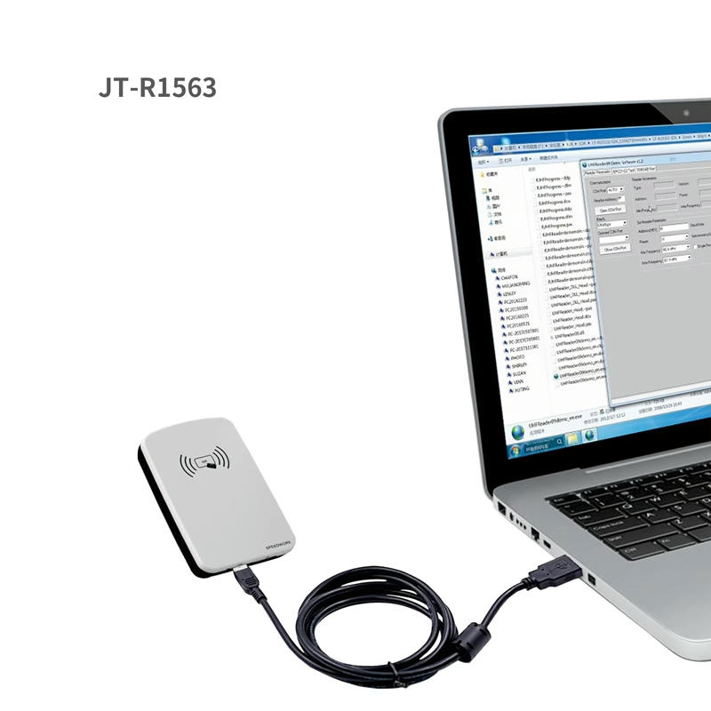 JT-R1563 HF RFID Desktoplezer verbonden met een laptop door USB kabel demonstreren desktop tag lezen en schrijven setup.