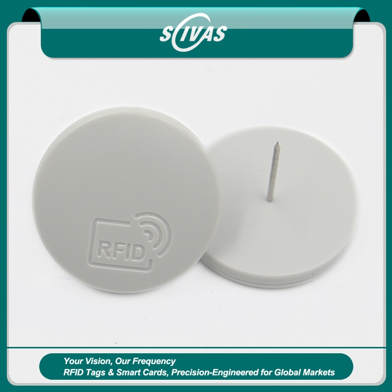 Een wit SVD34-1 RFID retail tag wordt getoond met de reliëf RFID gezicht en de aparte pin basis voor anti diefstal bevestiging.