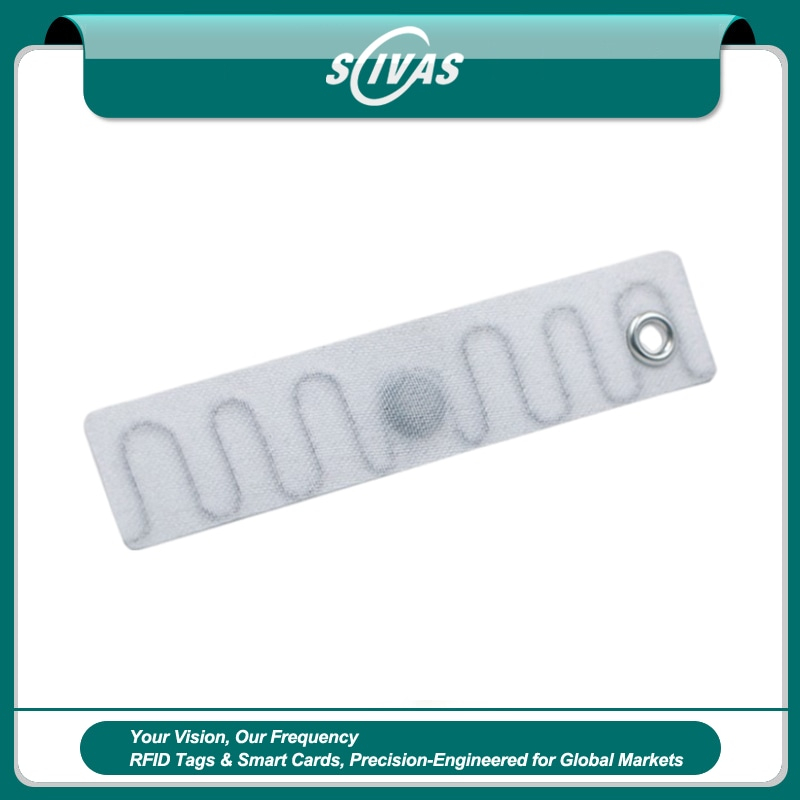 Studio foto toont Polyester RFID Wasserij Tags T7015-3 met een zacht geweven lichaam en metalen oogje gebouwd voor sterilisatie cycli.