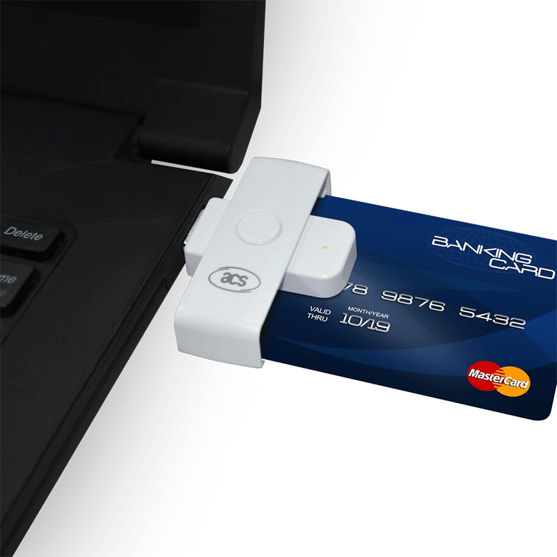 De ACR39U-N1 PocketMate II-smartcardlezer leest naast een laptop een bankkaart voor veilige toegang via een desktopcomputer.