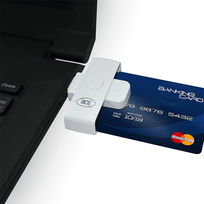De ACR39U-N1 PocketMate II smartcard lezer is verbonden met een laptop met een smartcard die is geplaatst voor draagbare kantoorauthenticatie.