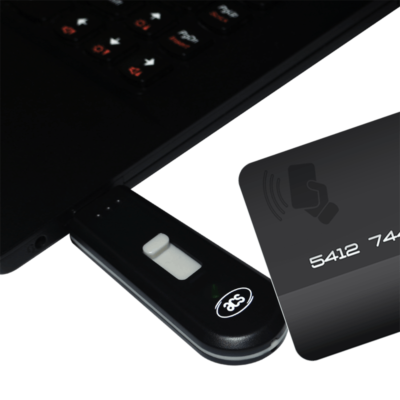 De ACR1251T USB tokenlezer is verbonden met een laptop terwijl een contactloze betaalkaart wordt gepresenteerd voor NFC authenticatie.