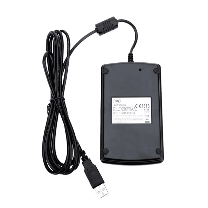 De achterkant van de ACR1281U-C2lezer wordt getoond met het productlabel en de USB kabel voor identificatie en verbinding referentie.