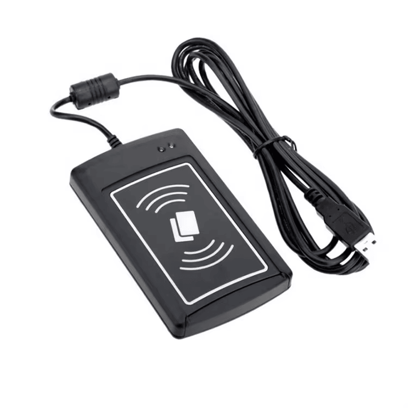 De ACR1281U-C2 UID-lezer en bijgevoegde USB-kabel worden weergegeven als een complete desktoplezer die op een gewone achtergrond is ingesteld.