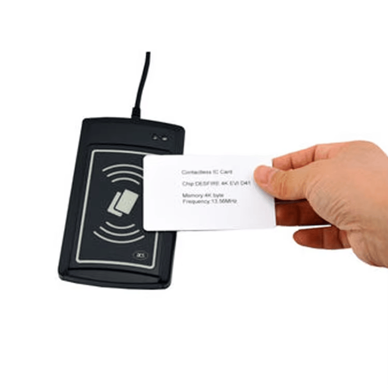 Een hand presenteert een witte contactloze IC-kaart aan de ACR1281U-C2 lezer om praktische UID-leesbewerking te illustreren.