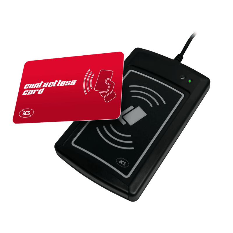 Een rode contactloze kaart wordt gehouden over de ACR1281U-C2 UID-lezer om kaartdetectie van dichtbij aan te tonen.