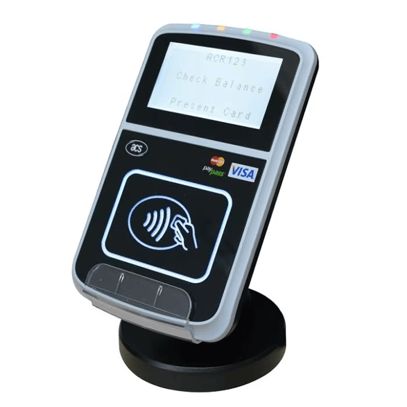 Een zijaanzicht van de acr122u NFC lezer benadrukt zijn slanke en draagbare profiel dat gemakkelijk integreert in elke werkstation setup.
