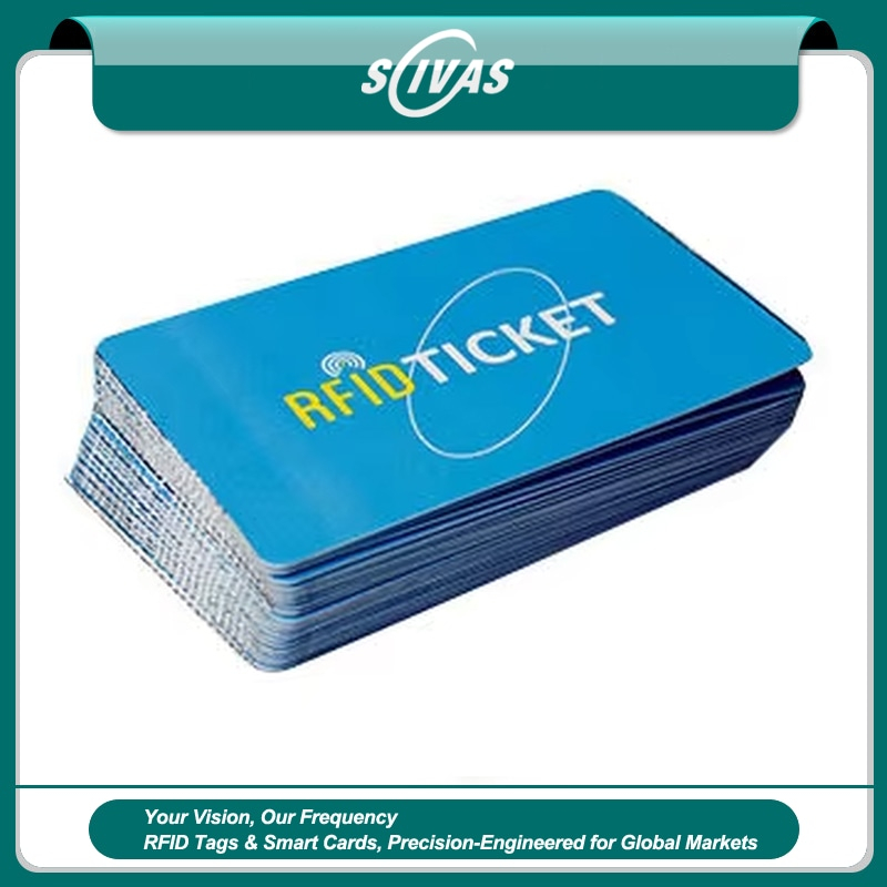 Gestoken blauwe 80x30mm RFID papieren tickets tonen een afgedrukte RFID TICKET gezicht voor snelle gebeurtenis toegang verificatie.