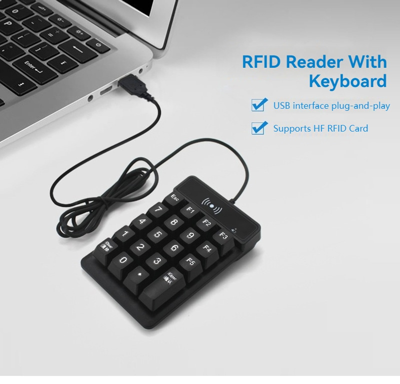 De R98C RFID-lezer met toetsenbord is via USB aangesloten op een laptop voor plug-and-play gebruik.