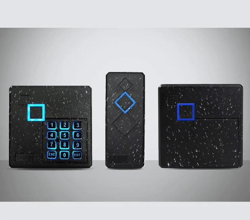 Deze afbeelding toont de USB RFID-kaartlezer voor toegangscontrolesystemen bij deurtoegangstoepassingen met RFID-toegangslezers.