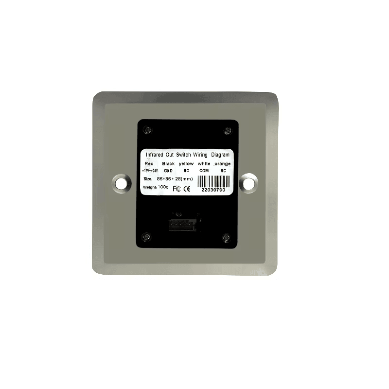 Een hoekig perspectief van de ZY-TK502 touchless metalen uitgang schakelaar die de strakke geborstelde afwerking en moderne rechthoekige vormgeving markeert
