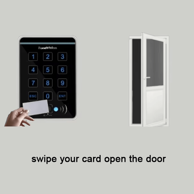 Een gebruiker die een MF-kaart presenteert aan de R60 QR codelezer die zijn dubbele frequentie toont RFID en QR code authenticatie mogelijkheden
