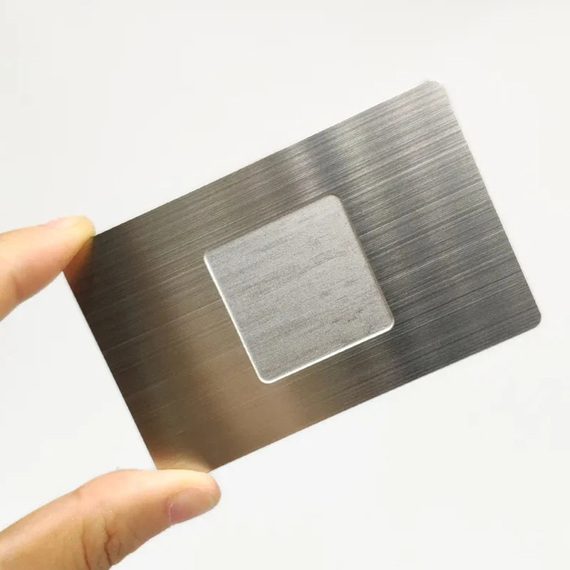 Zilveren metalen visitekaartjes voor professionals in de beschrijving, met een close-up van productdetails.