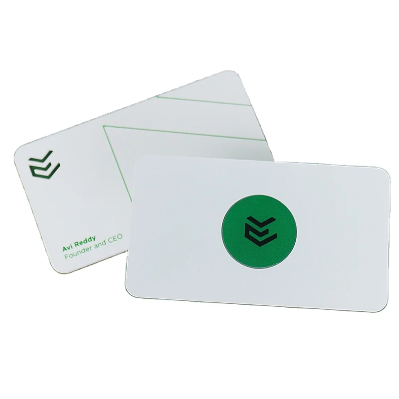 Metalen NFC-visitekaartjes op maat met close-up productdetail.