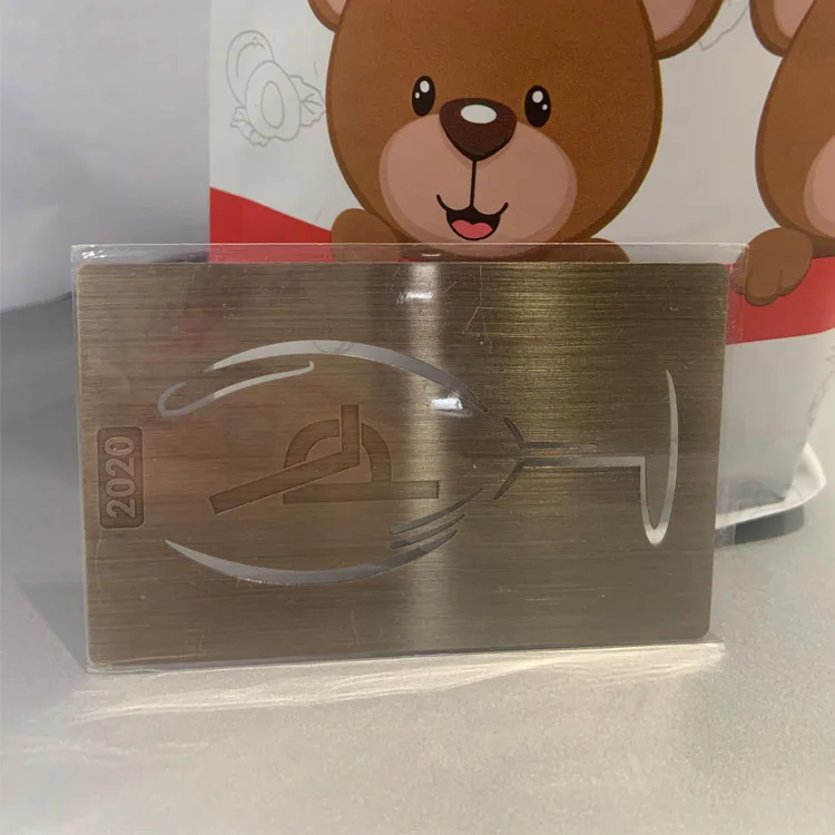 Vergulde metalen visitekaartjes oppervlakdetail.