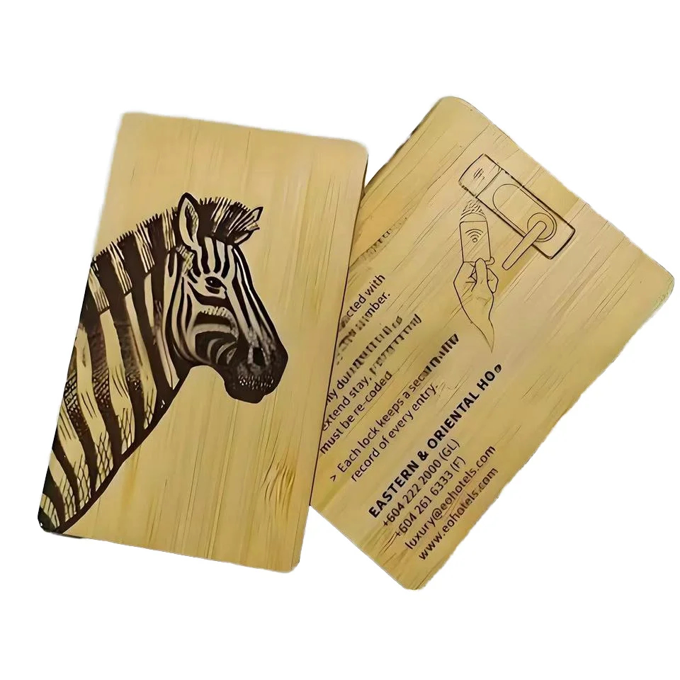 Op maat gemaakte bamboe RFID-kaarten voor hotelgeschenkprogramma's met detailweergave van de randafwerking voor houten kaarttoepassingen.