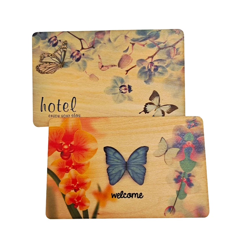 Op maat gemaakte bamboe RFID-kaarten voor hotelgeschenkprogramma's met detailweergave van de randafwerking voor houten kaarttoepassingen.