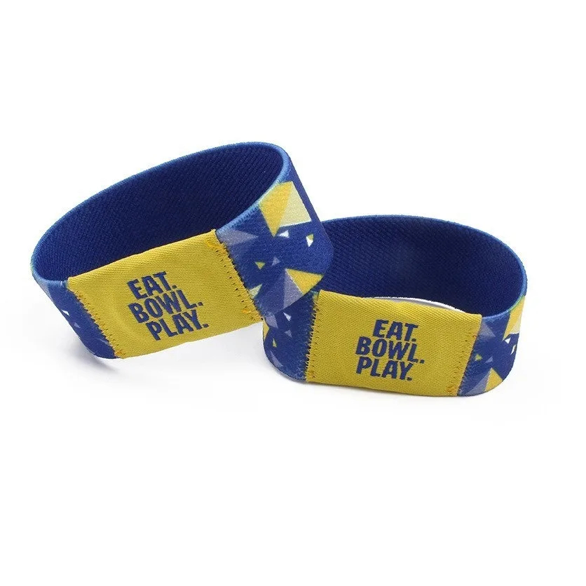 Elastische RFID-polsbandjes voor zwembadtoegang met detailweergave van de oppervlaktestructuur voor toepassingen met elastische RFID-polsbandjes.